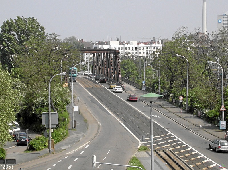 Bahn 235.jpg - Die Brücke hat in jeder Richtung eine Fahrspur für Auto und Straßenbahn und an jeder Seite einen Fuß- und Radweg.